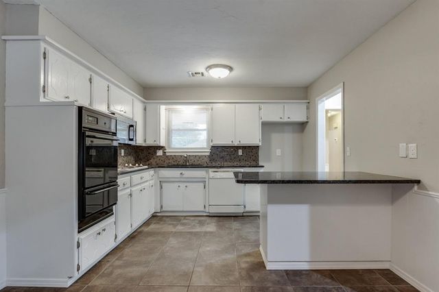 920 NE 6th Street, Moore, OK 73160