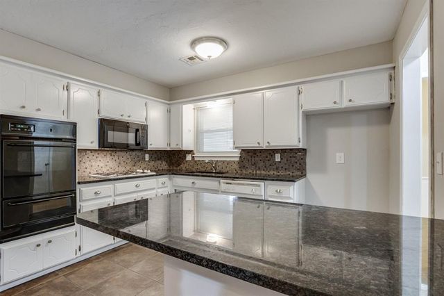 920 NE 6th Street, Moore, OK 73160