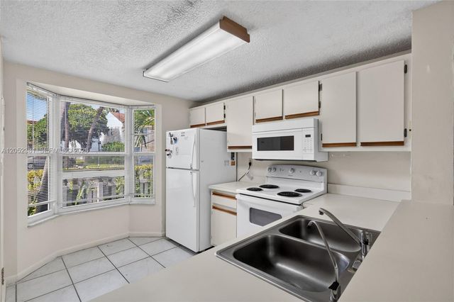 2561 NE 15th Street, Pompano Beach, FL 33062