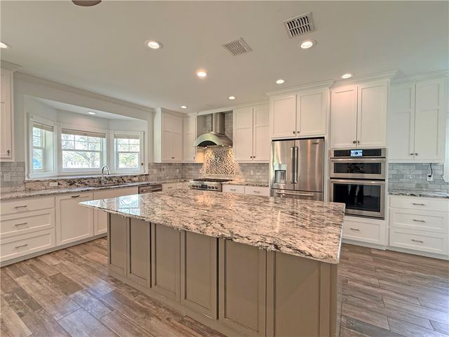 1622 12th St, Rockport, TX 78382