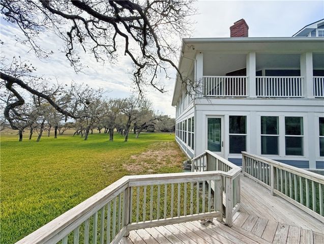 1622 12th St, Rockport, TX 78382