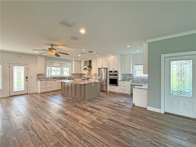 1622 12th St, Rockport, TX 78382