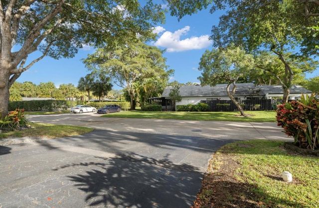 370 Fairway Circle 13, Weston, FL 33326