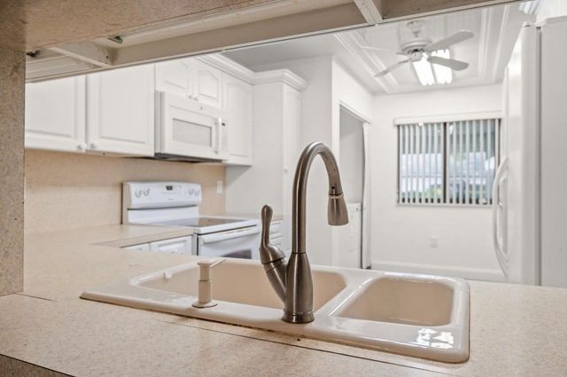 370 Fairway Circle 13, Weston, FL 33326