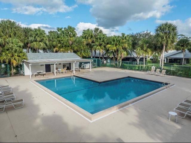 370 Fairway Circle 13, Weston, FL 33326