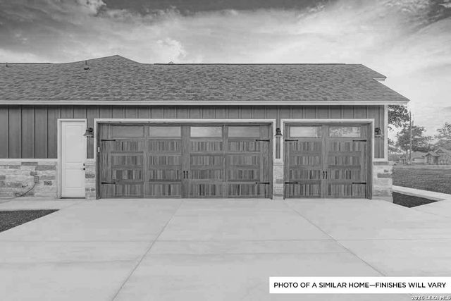 1009 Wild Flower, Floresville, TX 78114