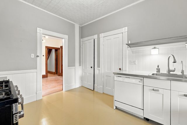 42 Clinton Ave, Holyoke, MA 01040