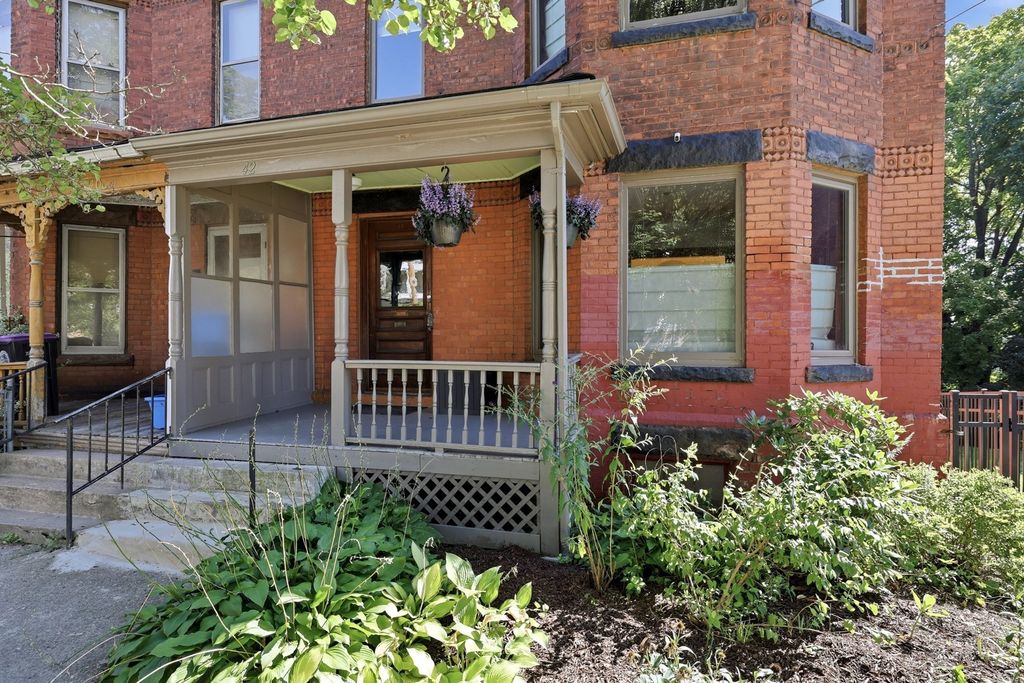 42 Clinton Ave, Holyoke, MA 01040