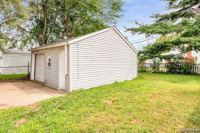 8676 Robindale Avenue, Dearborn Heights, MI 48127