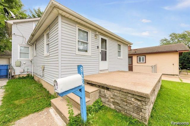 8676 Robindale Avenue, Dearborn Heights, MI 48127