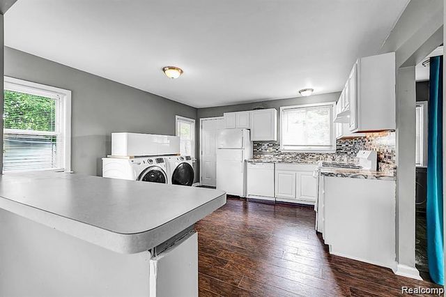 8676 Robindale Avenue, Dearborn Heights, MI 48127