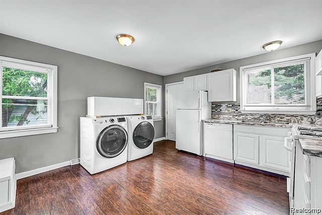 8676 Robindale Avenue, Dearborn Heights, MI 48127