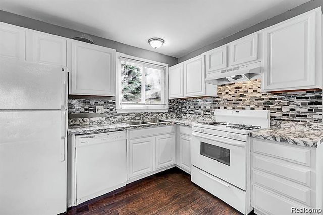 8676 Robindale Avenue, Dearborn Heights, MI 48127