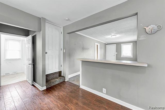 8676 Robindale Avenue, Dearborn Heights, MI 48127