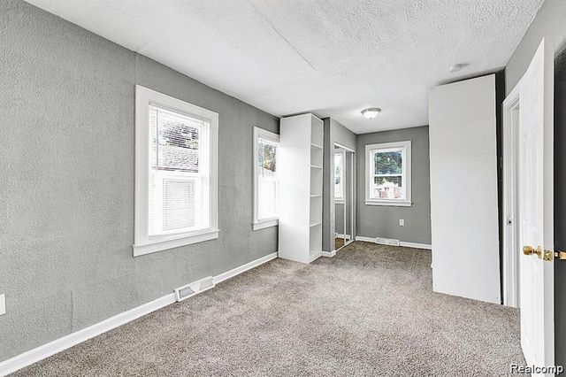 8676 Robindale Avenue, Dearborn Heights, MI 48127