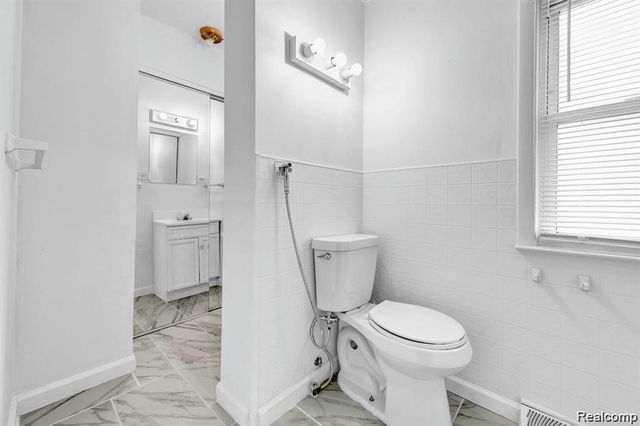 8676 Robindale Avenue, Dearborn Heights, MI 48127