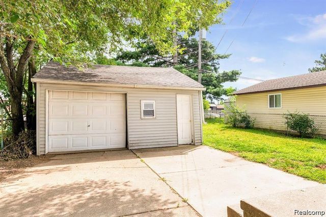 8676 Robindale Avenue, Dearborn Heights, MI 48127