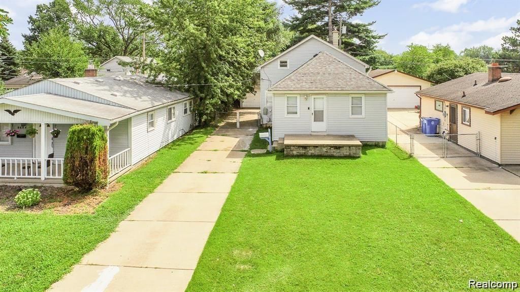 8676 Robindale Avenue, Dearborn Heights, MI 48127