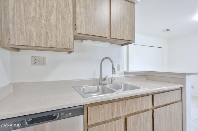 10620 W NORTHERN Avenue 5, Glendale, AZ 85307