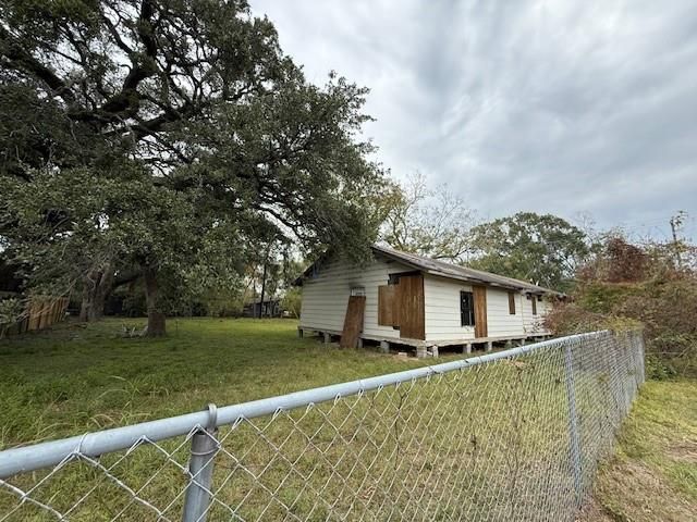 1005 N Jones St, Baytown, TX 77520