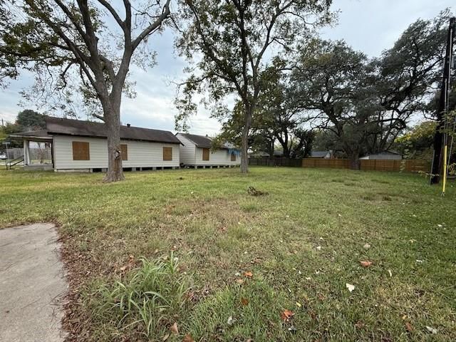 1005 N Jones St, Baytown, TX 77520