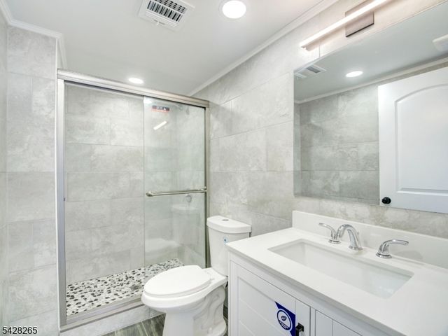 4 Emmans Rd, Roxbury Twp., NJ 07852