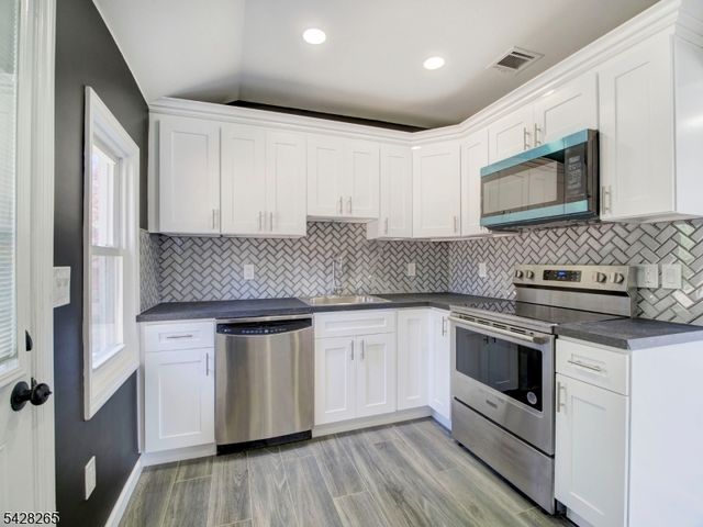 4 Emmans Rd, Roxbury Twp., NJ 07852