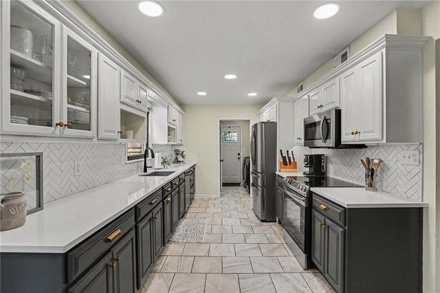 12860 Sagamore Road, Leawood, KS 66209