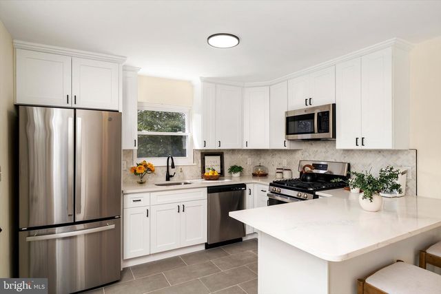 2 SHELBURNE DR, Ewing, NJ 08638