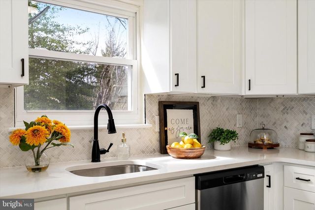 2 SHELBURNE DR, Ewing, NJ 08638