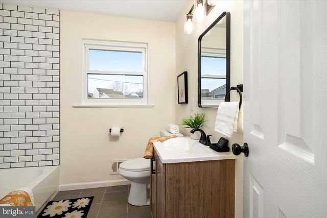 2 SHELBURNE DR, Ewing, NJ 08638