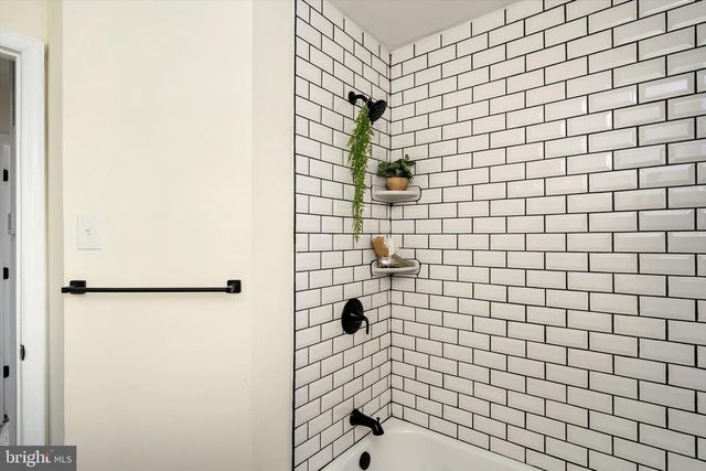 2 SHELBURNE DR, Ewing, NJ 08638