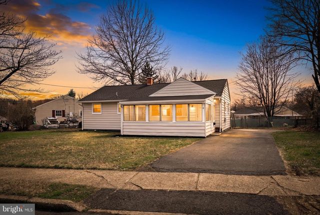 2 SHELBURNE DR, Ewing, NJ 08638