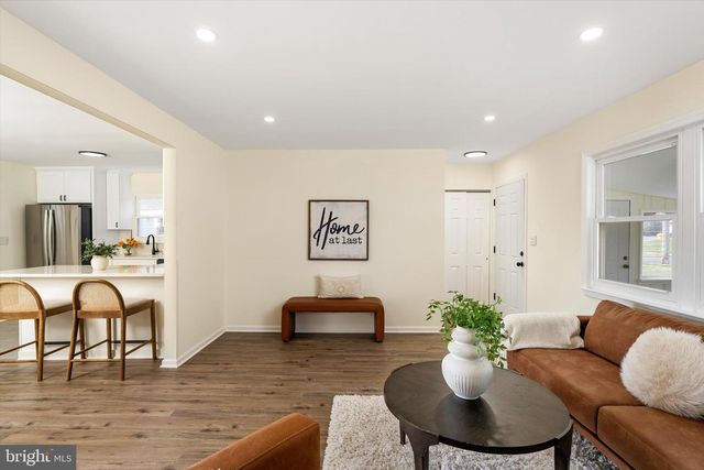 2 SHELBURNE DR, Ewing, NJ 08638