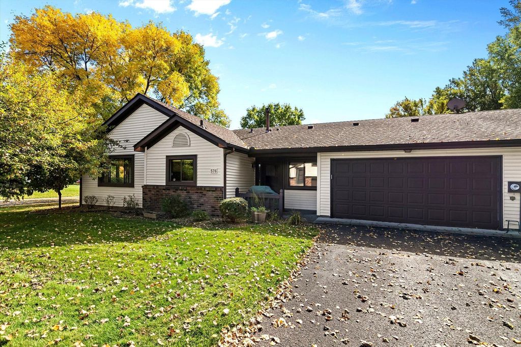576 Donegal Circle, Shoreview, MN 55126 — photo 2