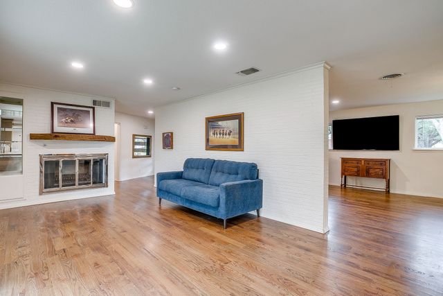 4517 Hildring Drive E, Fort Worth, TX 76109