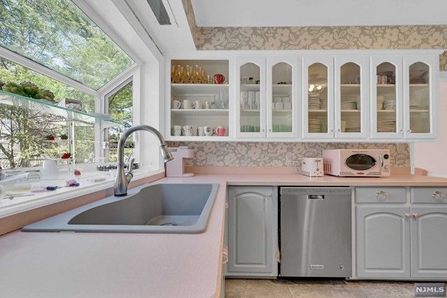 27 Old Pascack Road, Woodcliff Lake, NJ 07677