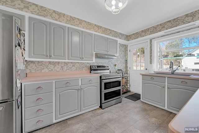 27 Old Pascack Road, Woodcliff Lake, NJ 07677