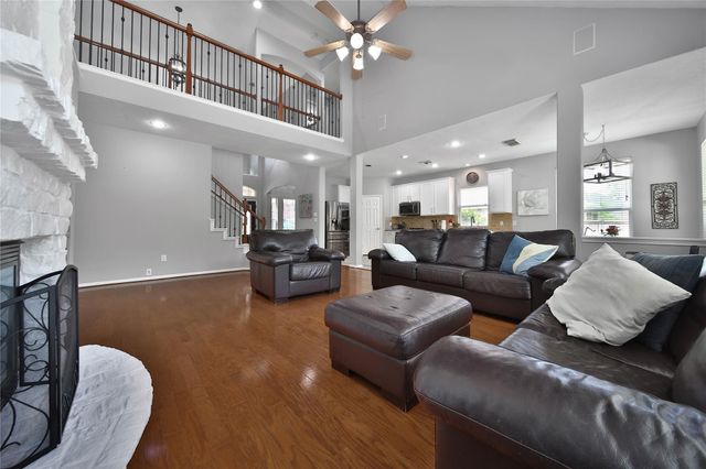 6 Loxanhachee Place, Spring, TX 77389