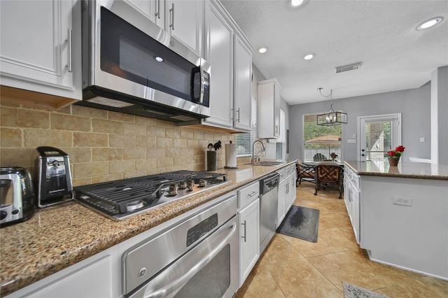 6 Loxanhachee Place, Spring, TX 77389