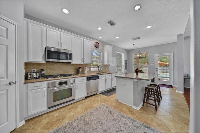 6 Loxanhachee Place, Spring, TX 77389