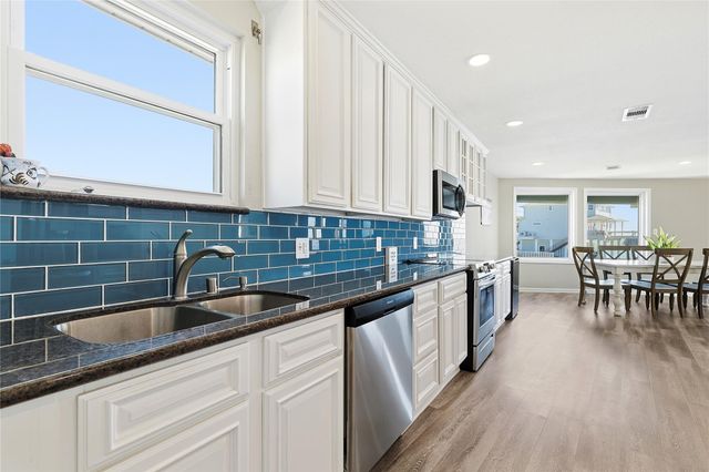 130 Tamana Drive, Tiki Island, TX 77554