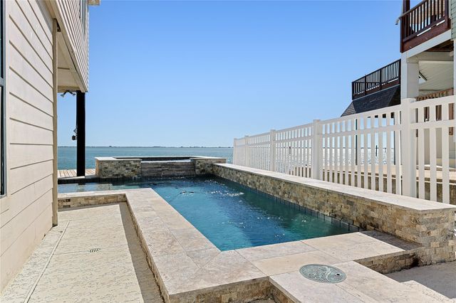 130 Tamana Drive, Tiki Island, TX 77554