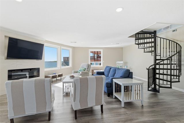 130 Tamana Drive, Tiki Island, TX 77554