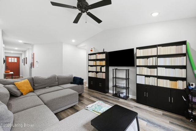 11025 Meadow Run Rd, Louisville, KY 40229