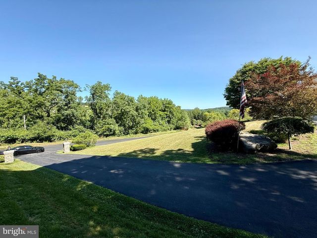 7 WOODS WAY, Reading, PA 19610