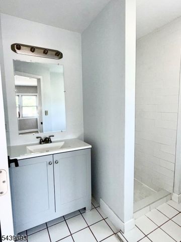 60 Laurel St, Paterson City, NJ 07522