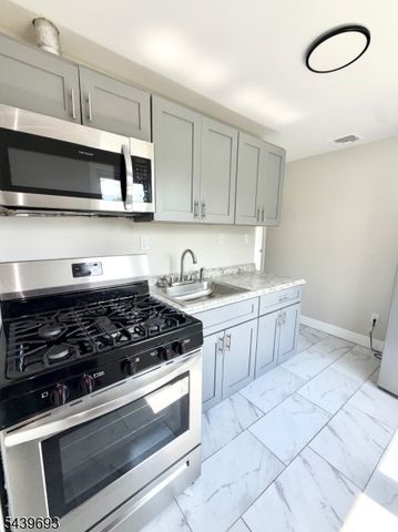 60 Laurel St, Paterson City, NJ 07522