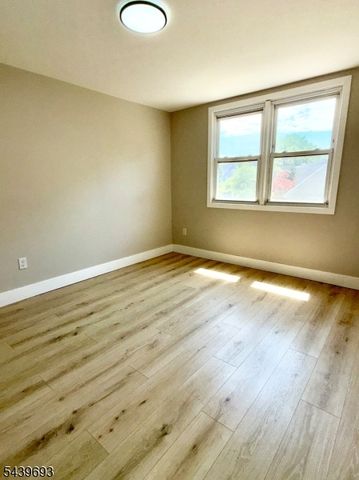 60 Laurel St, Paterson City, NJ 07522