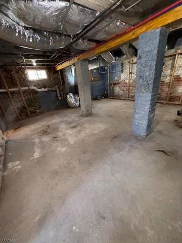 60 Laurel St, Paterson City, NJ 07522